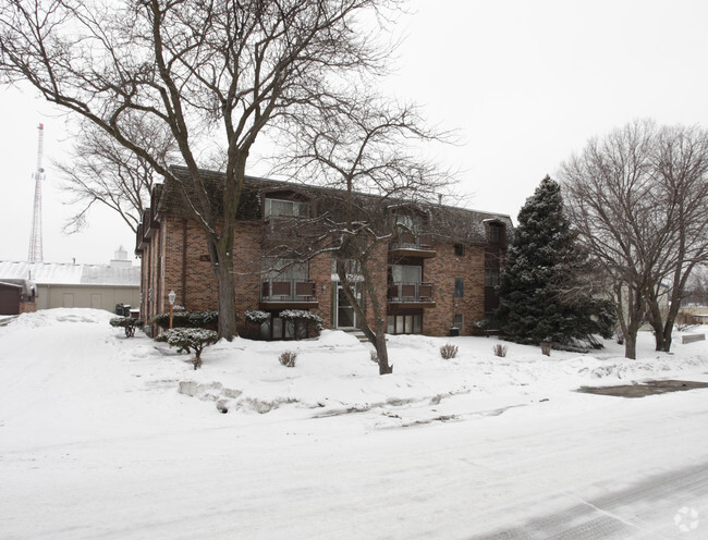 Building Photo - Colonial Courts Rental