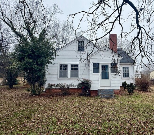 Building Photo - Three bedroom, 1 bath house with studio apartment in Burlington