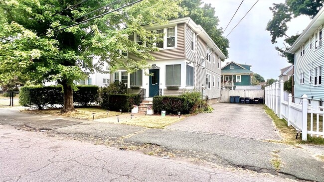 Building Photo - 63 Holyoke St Unit 2