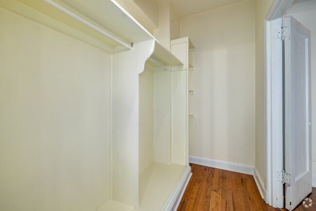 Studio - 500SF - Closet