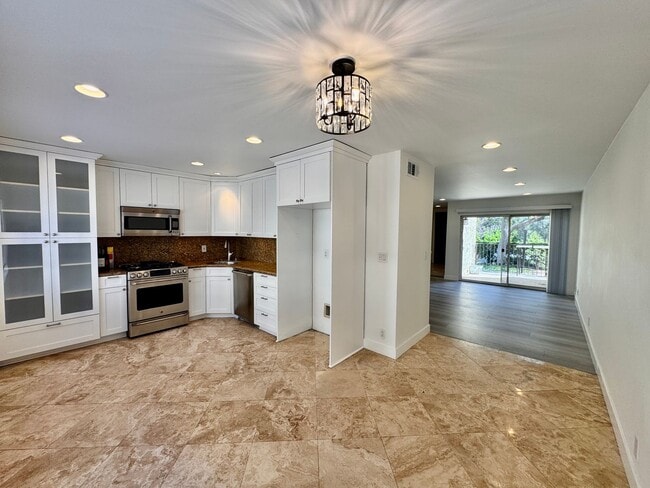 Building Photo - Beautifully remodeled townhouse