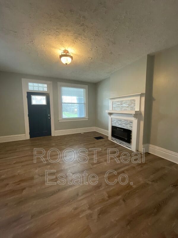 Photo - 931-933 E. Whittier Street