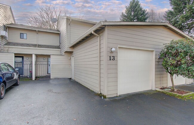 Building Photo - WELL MAINTAINED 2 BR, 2 BA TOWNHOME BY VAN MALL AREA!