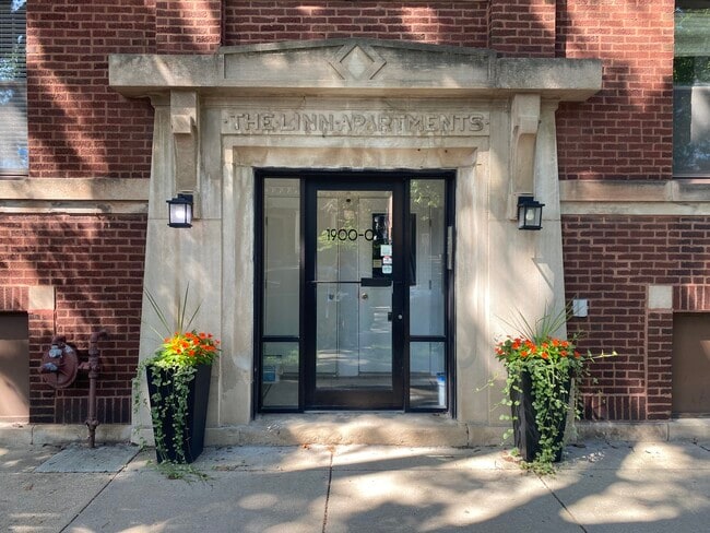 Building Photo - 1900 W Byron St