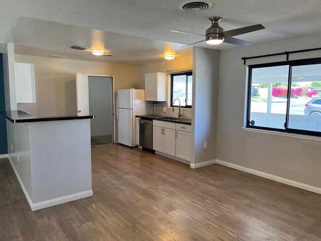 2-Bedrooms and 2-Bathrooms Home
Palm Desert