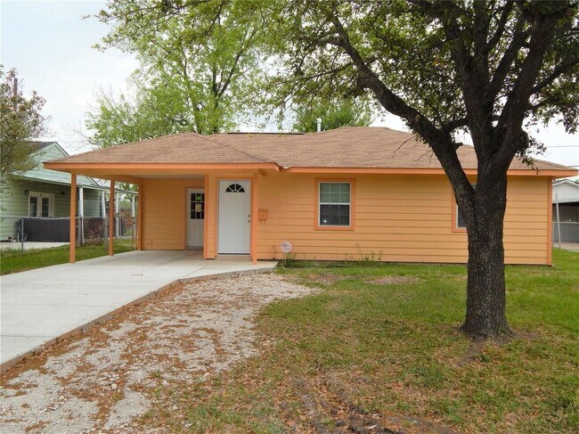 Building Photo - 1305 Jennifer Ln