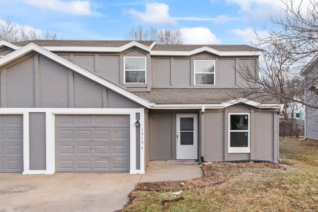 Building Photo - 3 Bedroom duplex in Olathe!