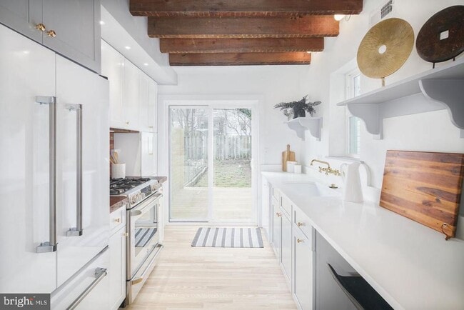 Photo - 320 Iona Ave