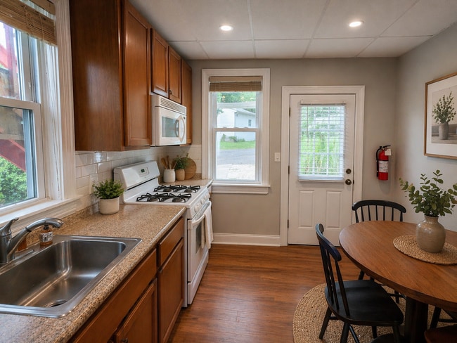 Photo - 1577 Old York Rd Unidad 2