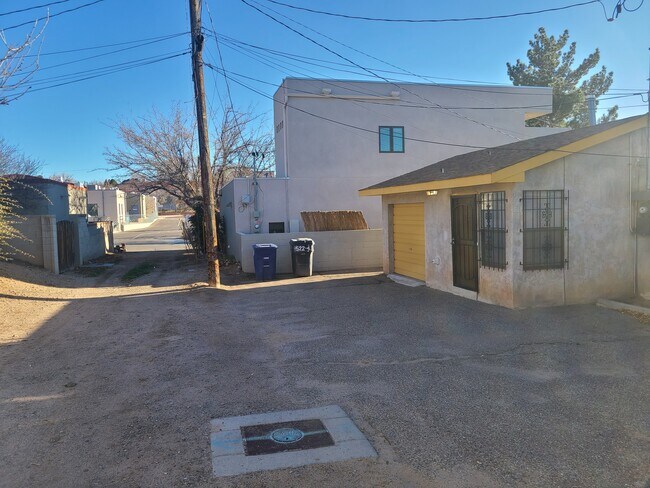 ATTACHED GARAGE + ADDITIONAL AT-DOOR PARKING IN YOUR OWN PRIVATE LOT JUST OFF THE ALLEY. - 522 Wellesley Dr SE Unidad 4