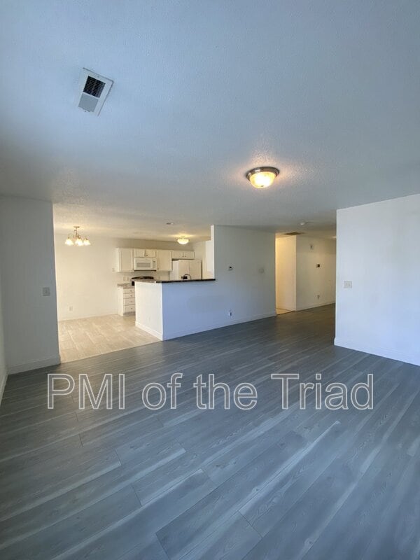 Photo - 202 Kinnley Ct