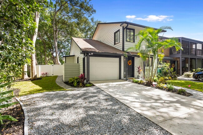 Photo - 805 Clake St