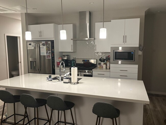 Photo - Modern 2-Bedroom Condo Near Downtown Sacra...
