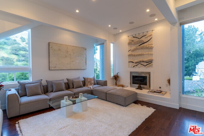 Building Photo - 1857 N Beverly Dr Rental