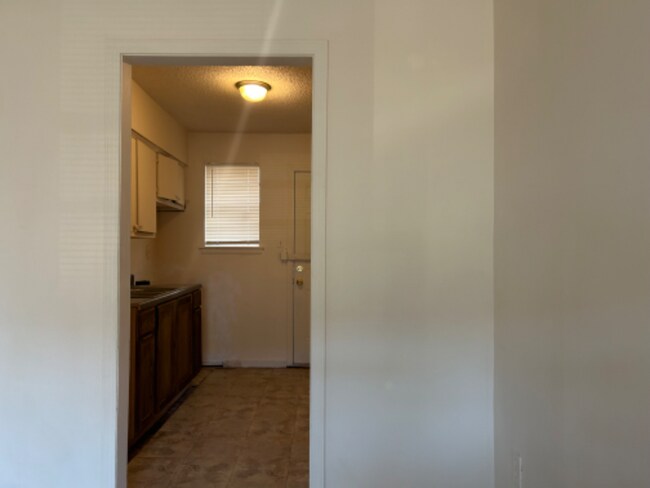 Photo - 2565 Peres Ave