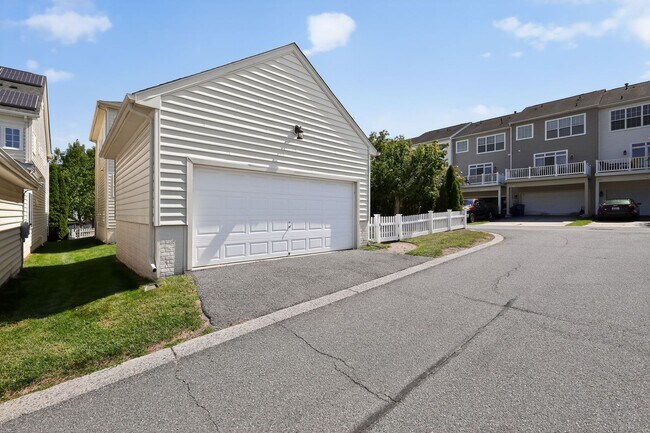 Building Photo - 4 Bed, 4.5 Bath Single Family Home in Clar...