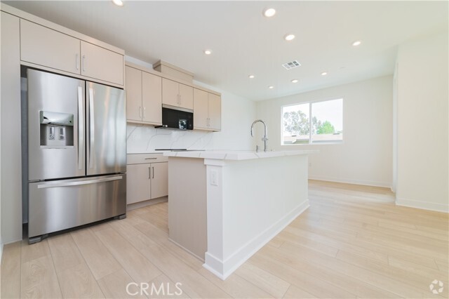 Building Photo - 687 S Lyon St Rental