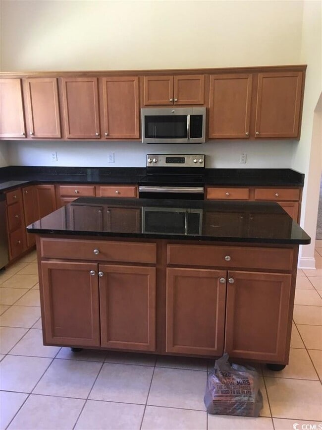 Building Photo - 300 Granada St