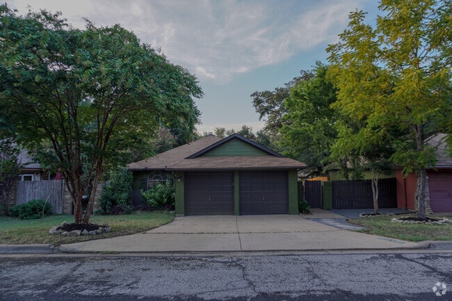 Building Photo - 5204 Summer Dr Rental