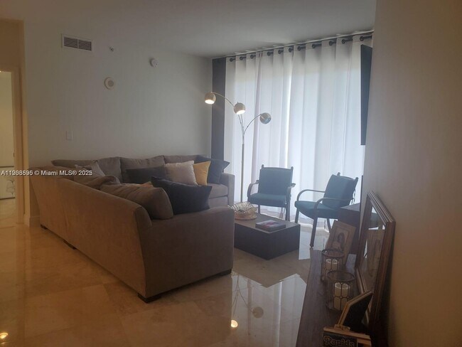 Photo - 19900 E Country Club Dr Unidad 607