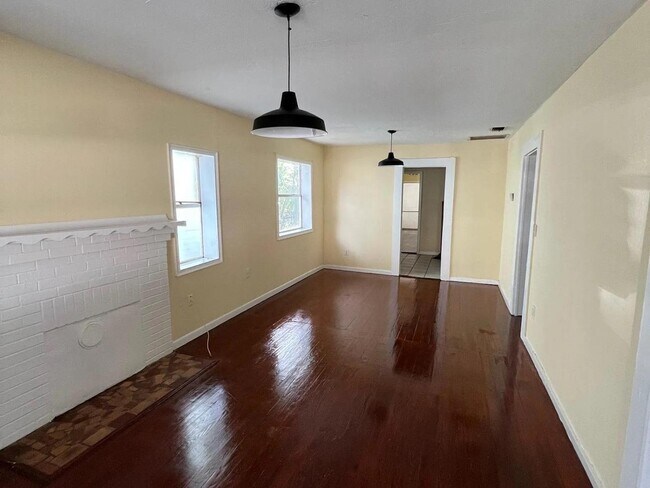 Photo - 1362 W 25th St