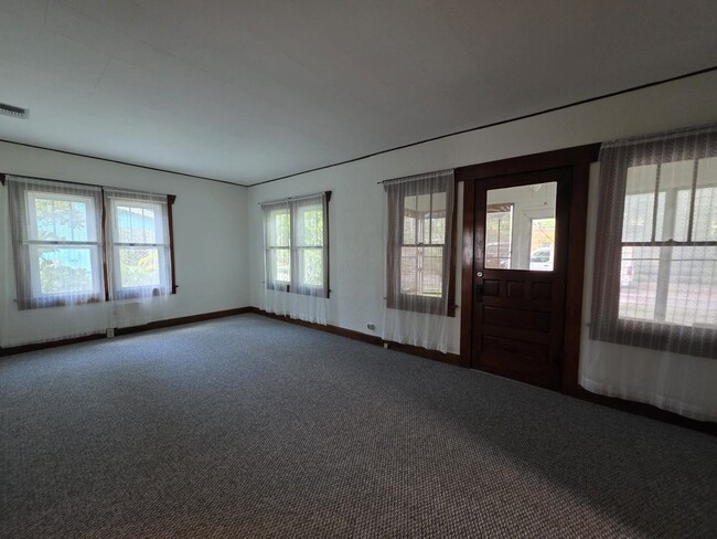 Photo - 2502 York St S