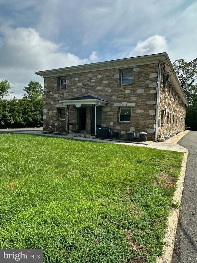Building Photo - 564 Grand Ave Unit 3-3 Rental