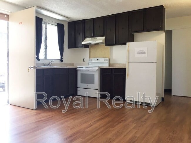 Photo - 1325 N School St