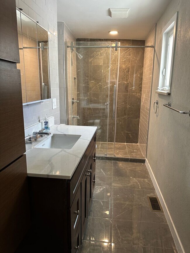 REMODEL1 bedroom duplex in downtown De... House House Rental in