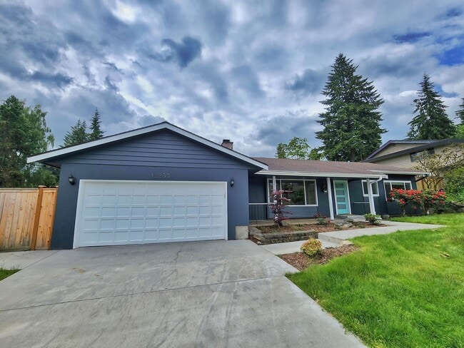 Building Photo - Beautilfully Remodeled 4 Bed 2.75 Bath Ram...