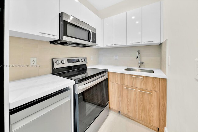 Building Photo - 530 SW 11th Ave Unit 301