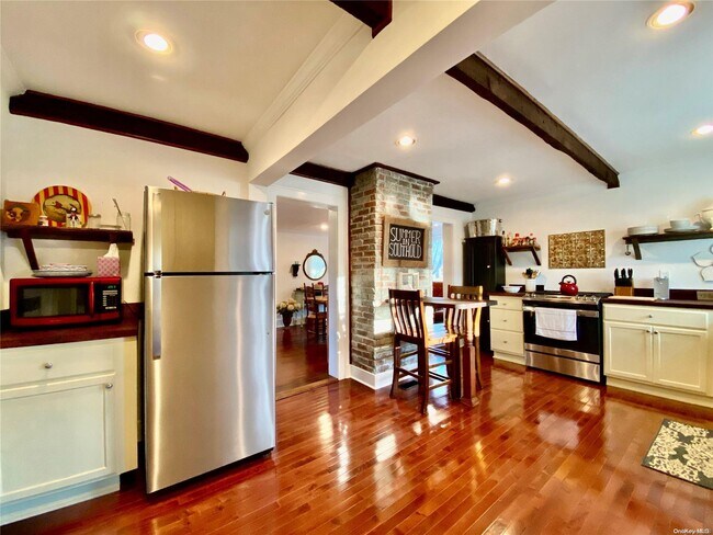 Photo - 1975 Youngs Ave