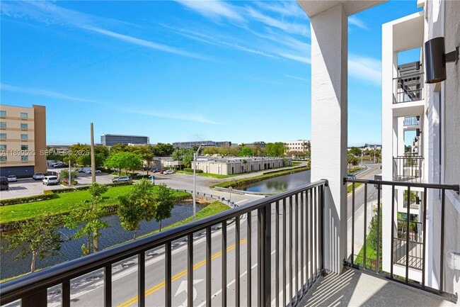 Building Photo - 8001 NW 41st St Unit F-303