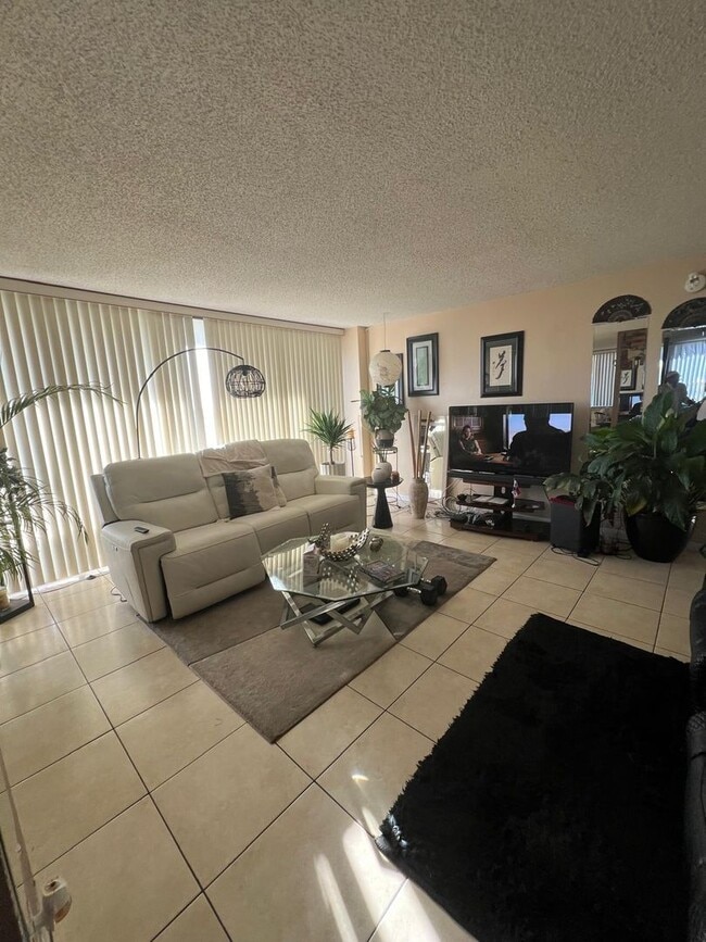 Building Photo - 4516 Unit 4516 Rental