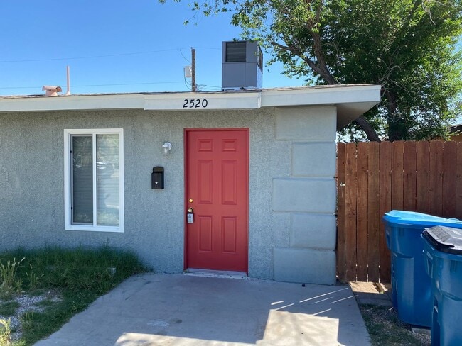 Building Photo - One story one bedroom Duplex Apartment, All Tile Floors!!! All Appliances!! Big back yard!! Recen...