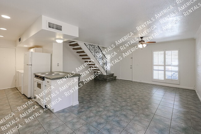 Photo - 711 E North Ln Unit 2