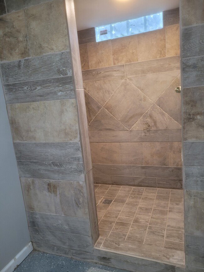 Ceramic shower - 111 E 19th St S Casa