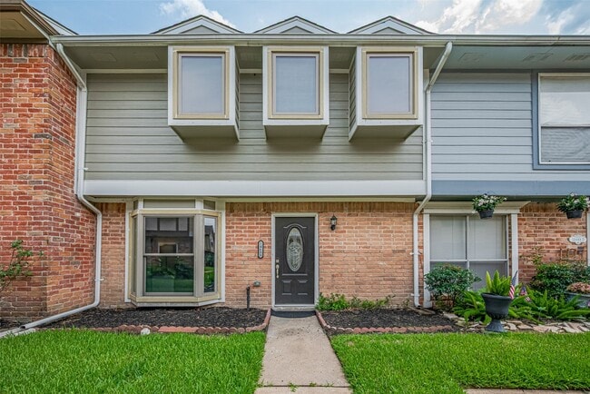 Building Photo - 14688 Perthshire Rd Unit C