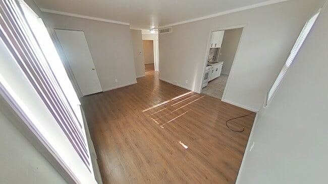 Photo - 8059 Prospect Ave Apartamento