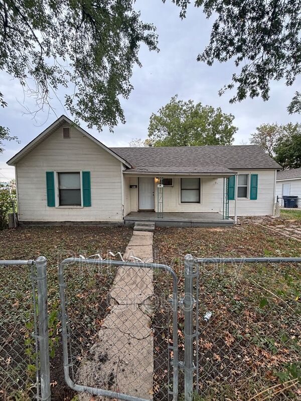 Building Photo - 804 Holliday St