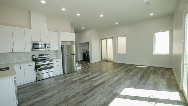 Building Photo - 5535-5539 Potomac St. Unit 5537