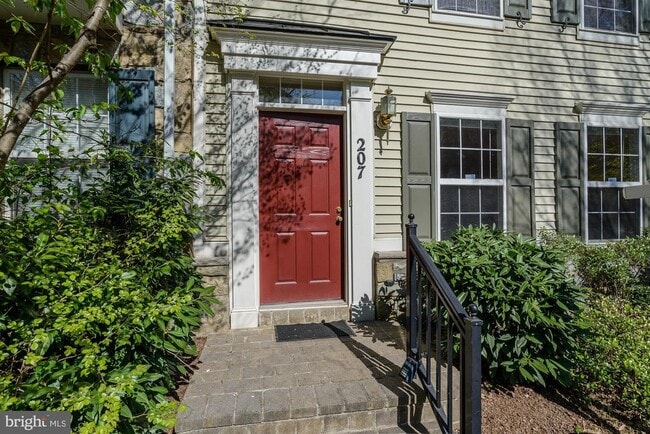 Photo - 207 Garden View Way