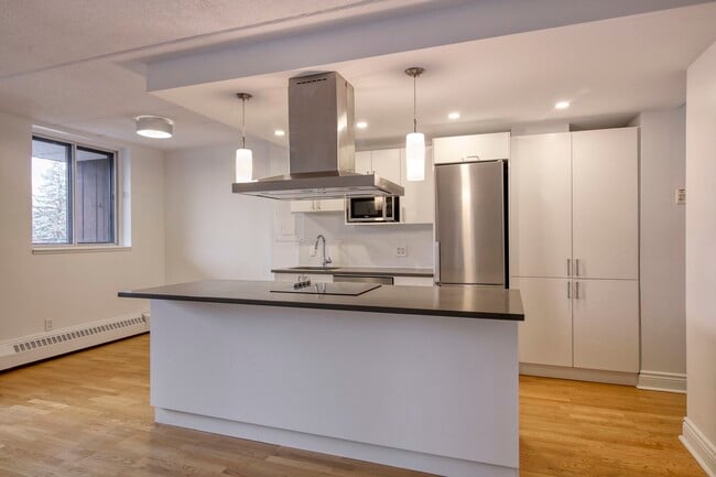 Building Photo - 4800 Maisonneuve Blvd W Unit 409