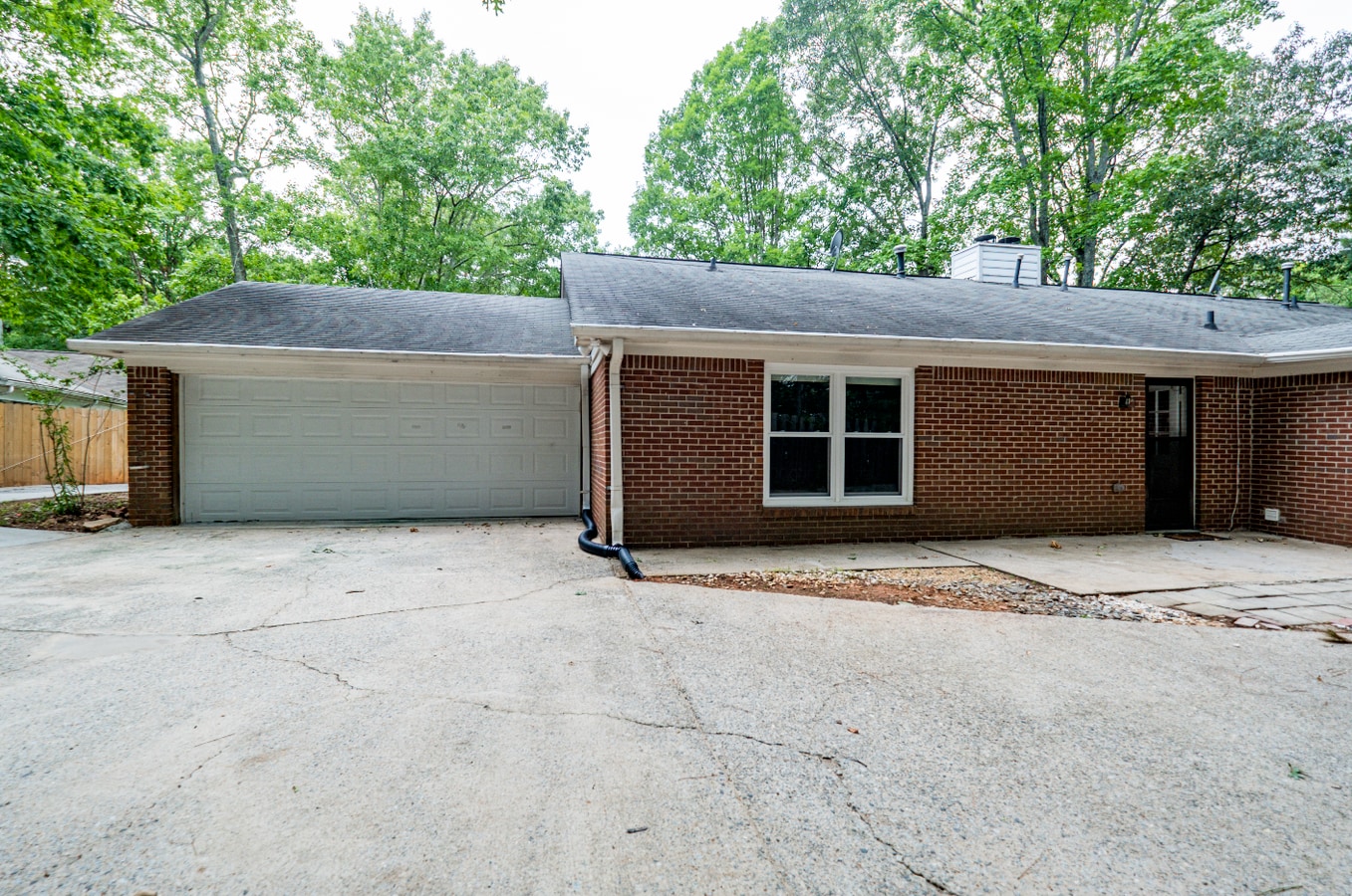 Photo - 2496 Leeshire Rd