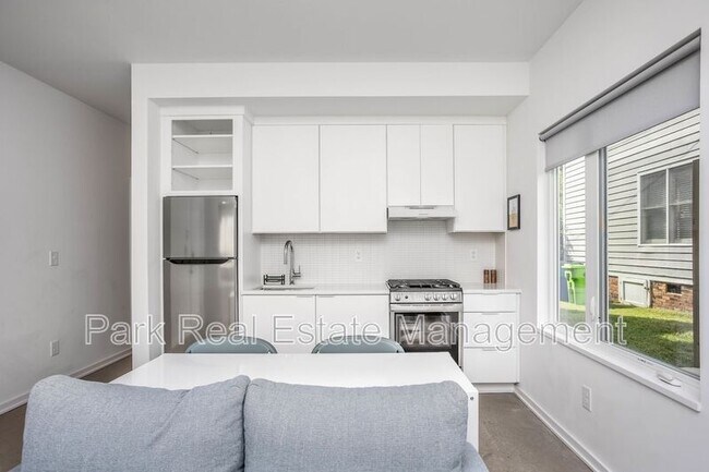 Photo - 323 S East St