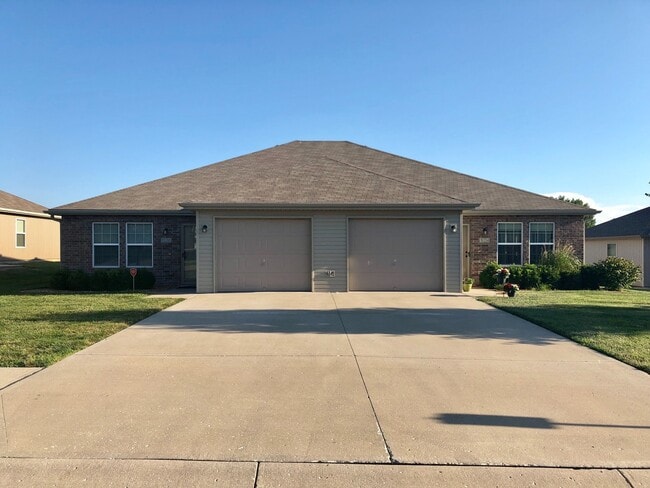 3 Bed Single Level Duplex in Lee’s Summit - 3 Bed Single Level Duplex in Lee’s Summit House