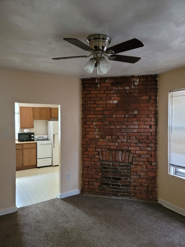 Building Photo - 862 Mirror St Unit 2