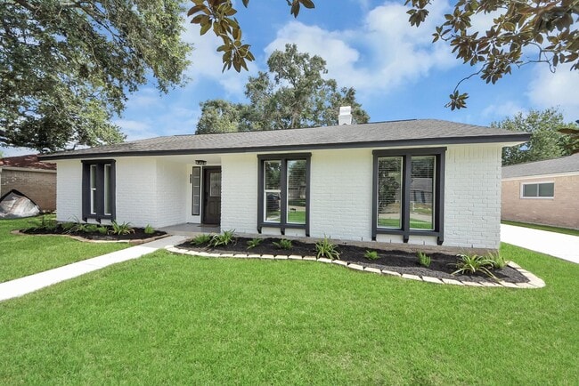 Building Photo - 16114 Forest Bend Ave