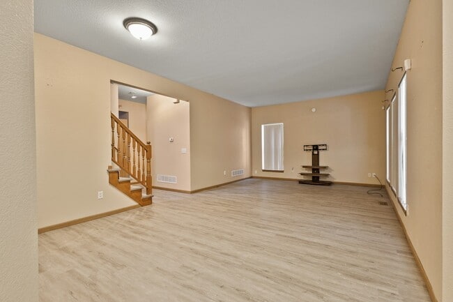 Photo - 834 Baker St