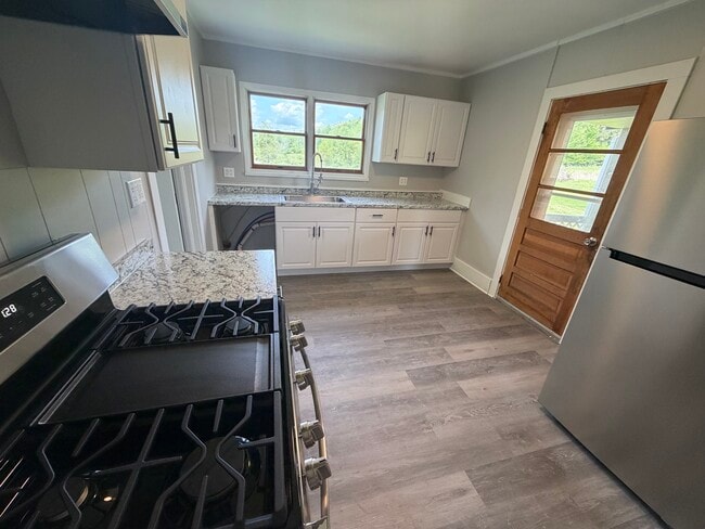 Photo - 944 Broughton Rd